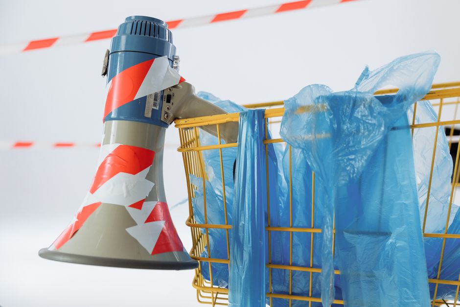 Ein Handhäcksler, der Kunststoffreste zerkleinert, für effiziente Recyclinglösungen in der Kunststoffverarbeitung.